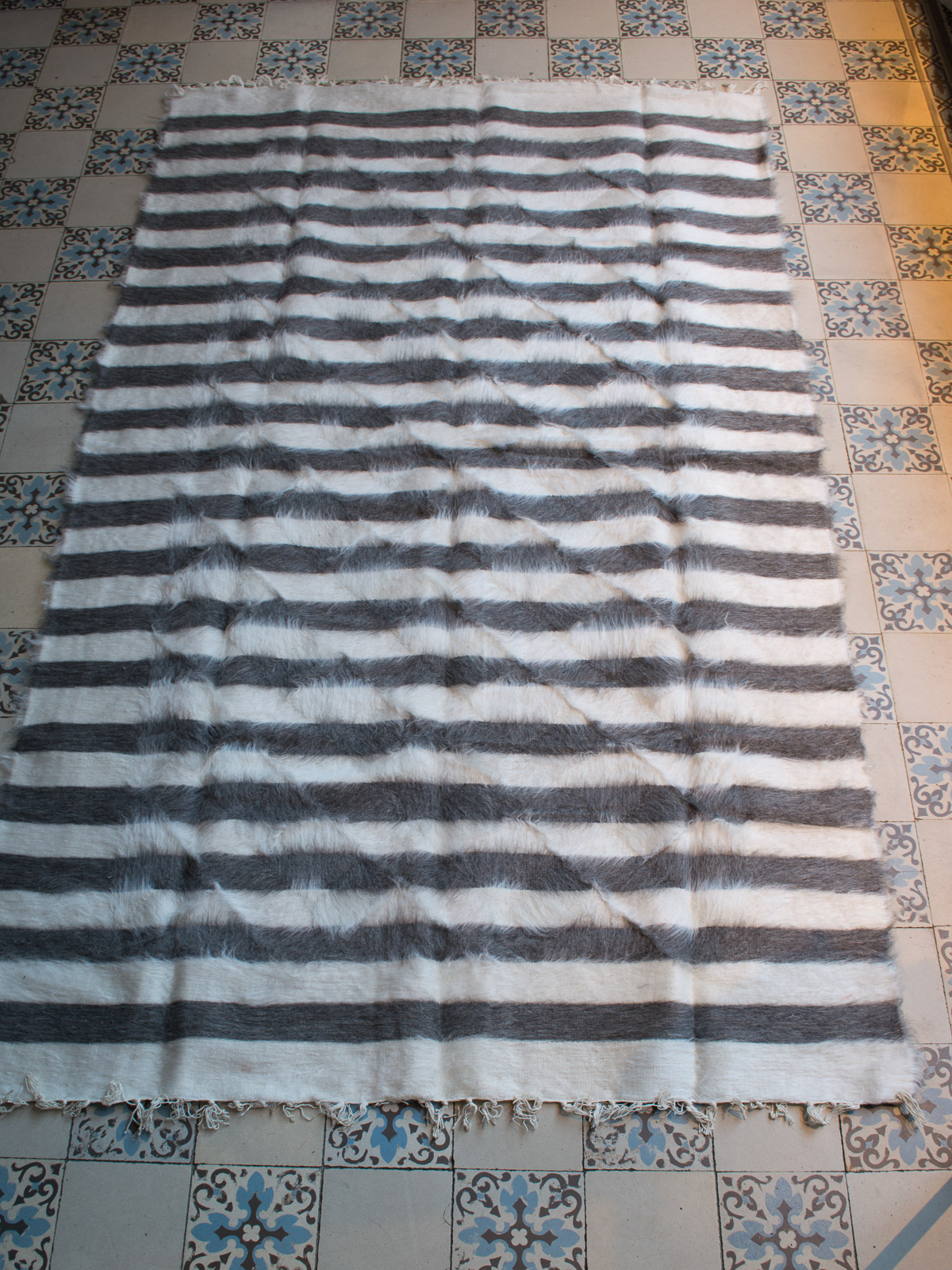 Mohair-Teppich weiß mit grau gestreift